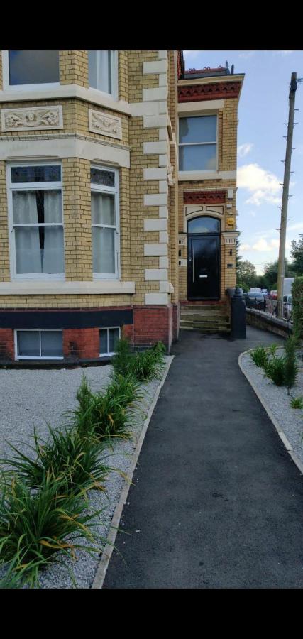 Triple room in Basement with Window Free Street Parking Near LFC - B&B Liverpool