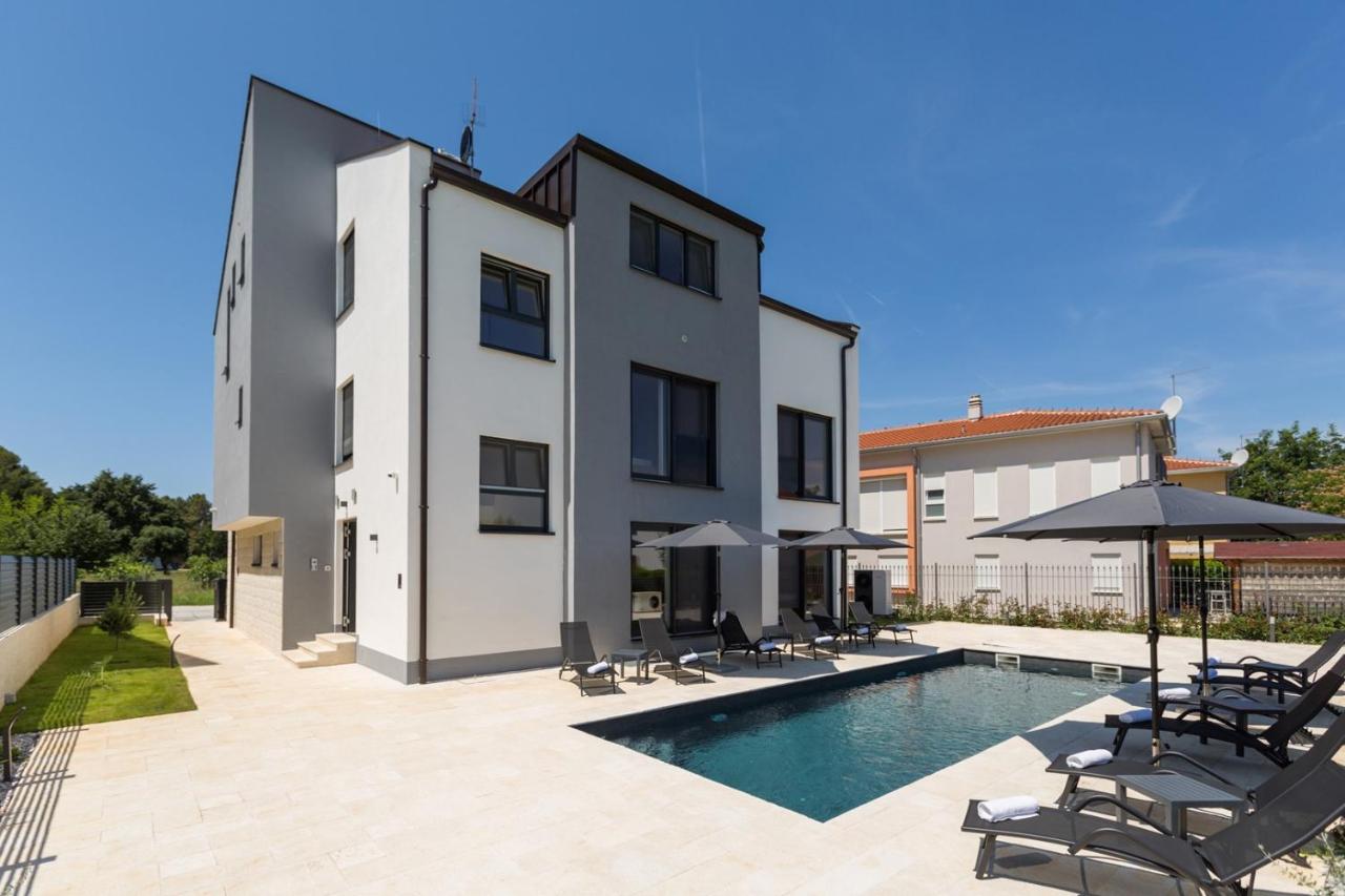 Villa Matic ground floor apartment with shared pool - Chambres d’hôtes