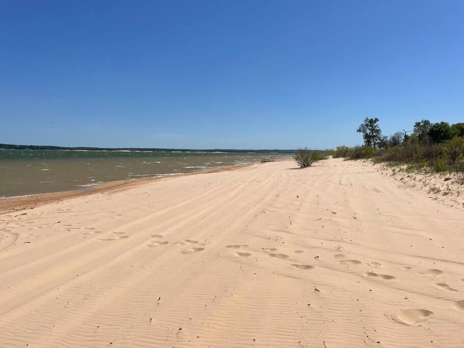 B&B Shay - 3/2 home near this beach on Lake Texoma - Sleeps 8 - Bed and Breakfast Shay