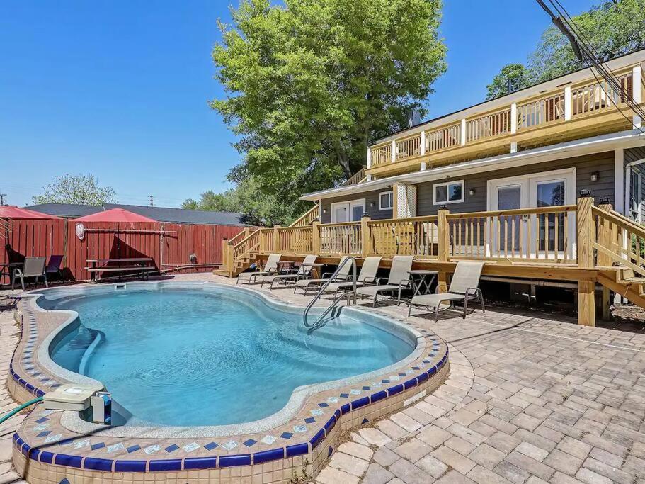 Historic Savannah Gold Private Condo with Pool - 2bed, 1&half bath, Sleeps 6, 1st Floor, 15 Min Walk To Historic Savannah Center And All Attractions - B&B