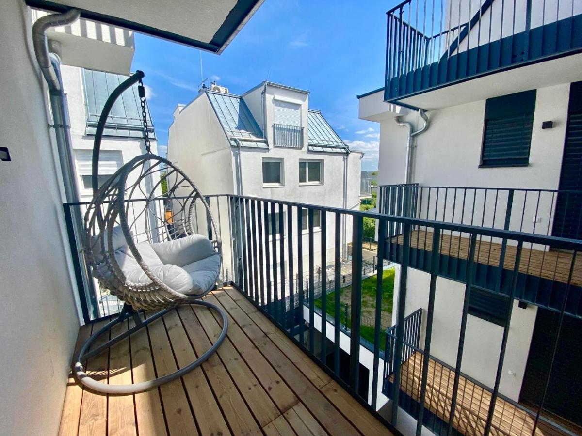 B&B Wien - Modern Apartment with Balcony & Free Parking - Nearby Metro - Bed and Breakfast Wien