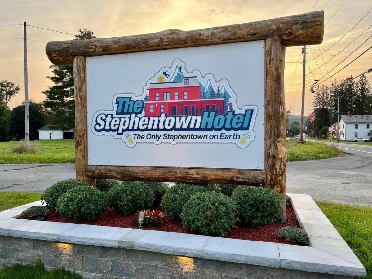 The entire Stephentown Hotel. 28 person occupancy - B&B