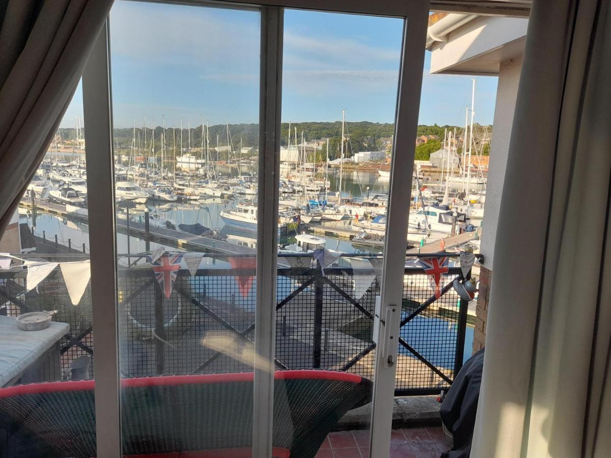 Marina View South Facing Balcony Sunny Apartment - B&B