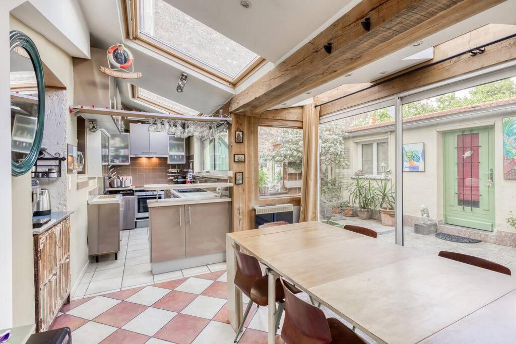 Appartement de Caractère avec jardinet privatif à 1 min métro 1, Paris, Disneyland - B&B