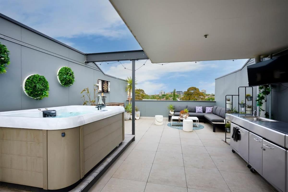 B&B Melbourne - 2BR Penthouse Apt Rooftop Terrace, Spa & BBQ - Bed and Breakfast Melbourne