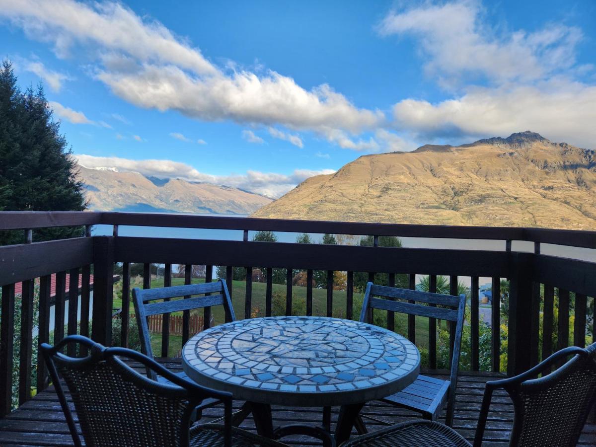 Devine Hideaway - Family Rustic Kiwi Bach - Beautiful Lake Views - B&B