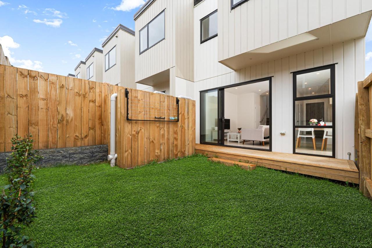 Te Atatu Cozy Brand New Townhouse 5 - Bed and Breakfast