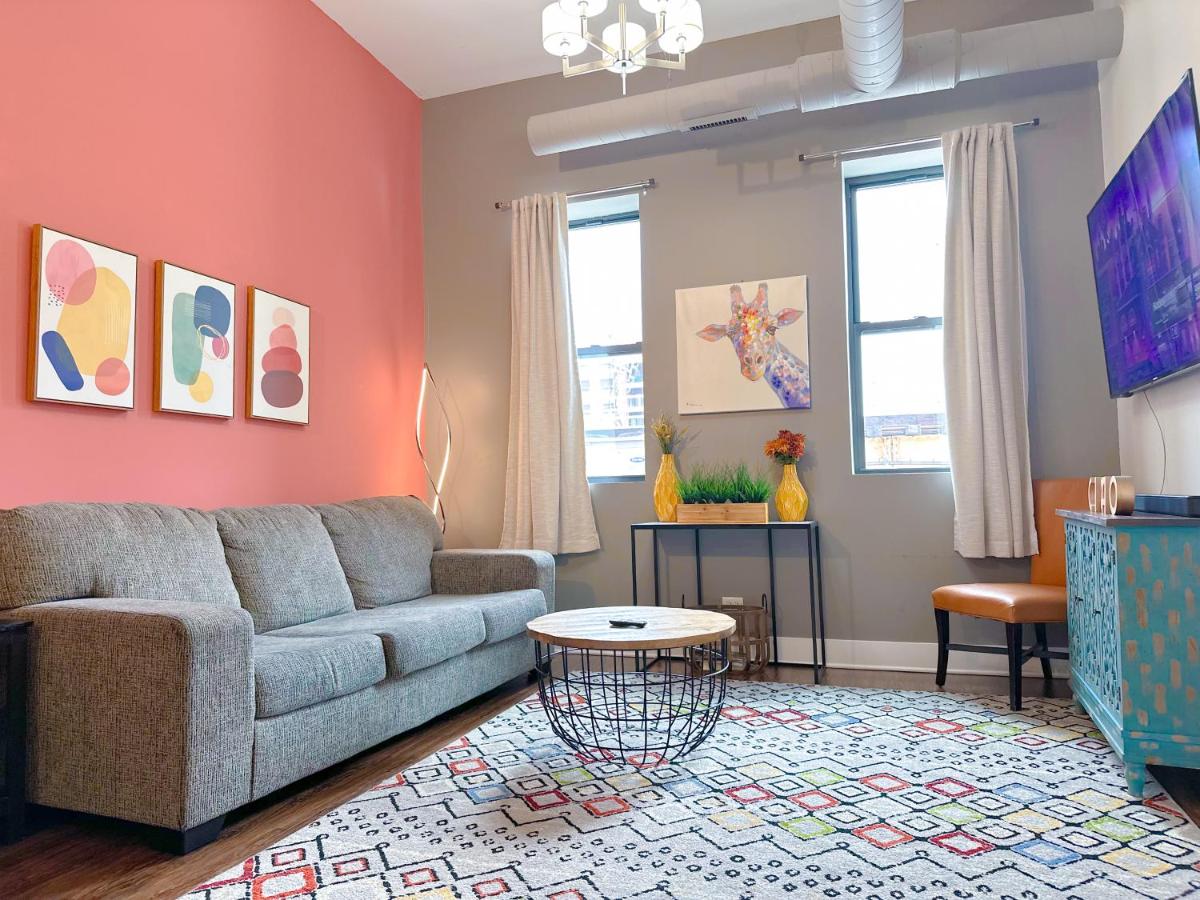 McCormick Place 420 friendly 2br/2ba with optional parking for up to 6 guests - B&B