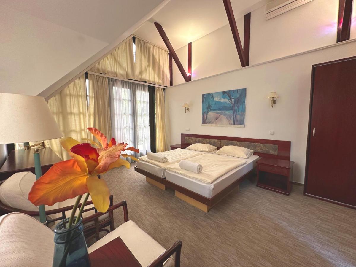 Großes Doppel-/Zweibettzimmer