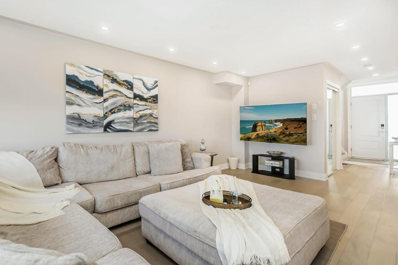 Bright 4 BR Family Home , Sleeps 8, Near Wonderland and Vaughan Mills - Ferienwohnung Vaughan
