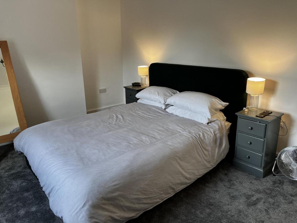 Deluxe One-Bedroom Apartment