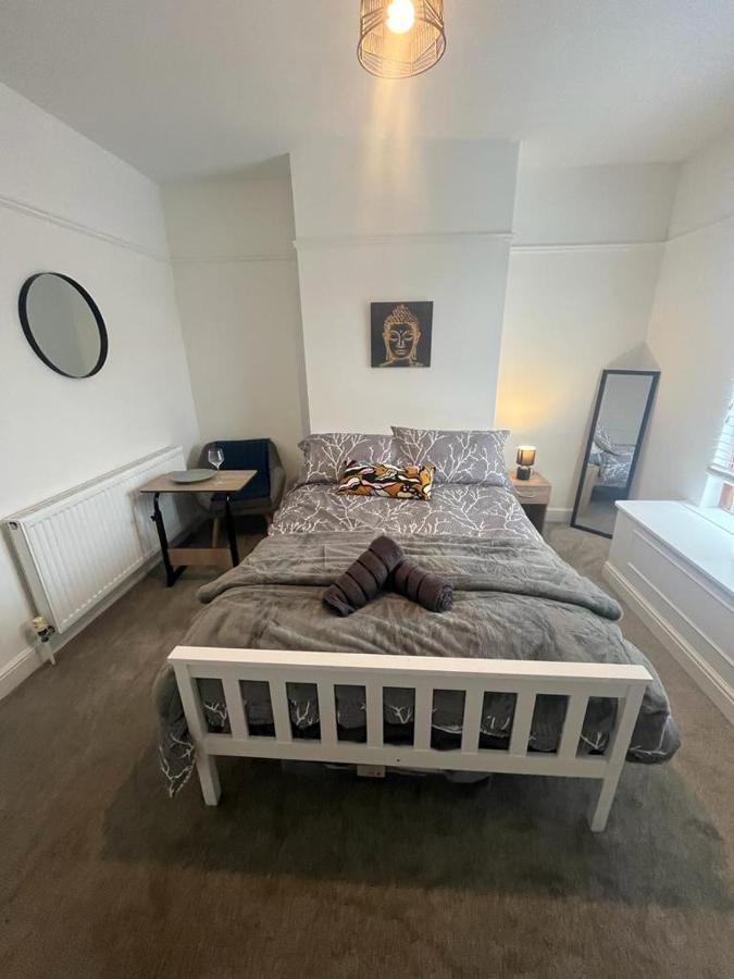 Private Double Bedroom w Microwave, kettle & Smart TV - Chambres d’hôtes