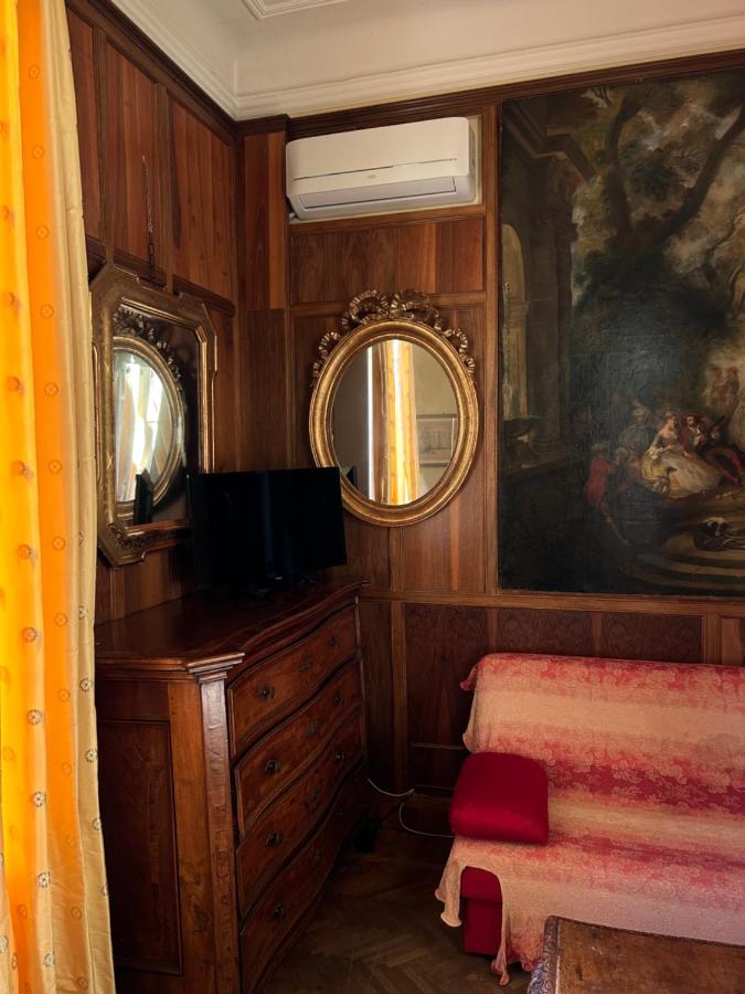 Habitación con cama extragrande.