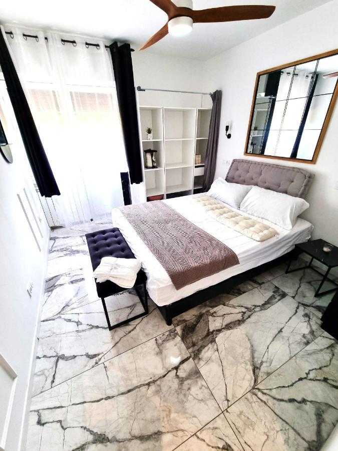 T2 neuf centre ville Saint Raphaël avec terrasse et parking gratuit, kit linge et serviettes offerts ,prés de la plage et commerces! - B&B