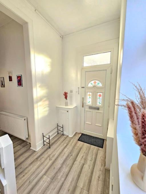 Spacious Haven with Free Parking - B&B