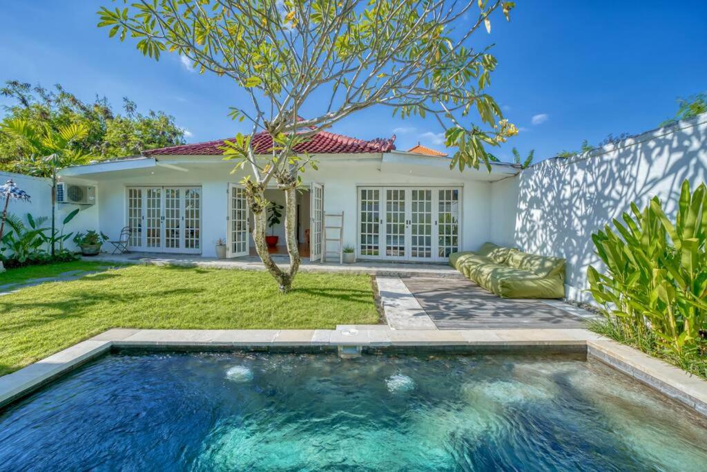 Villa Olatu Berawa - Bed and Breakfast Canggu