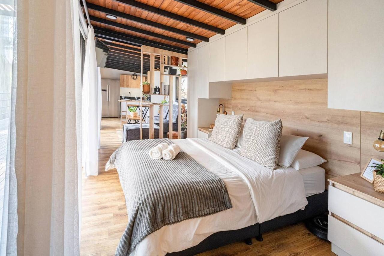 Kamer met Queensize Bed en Balkon