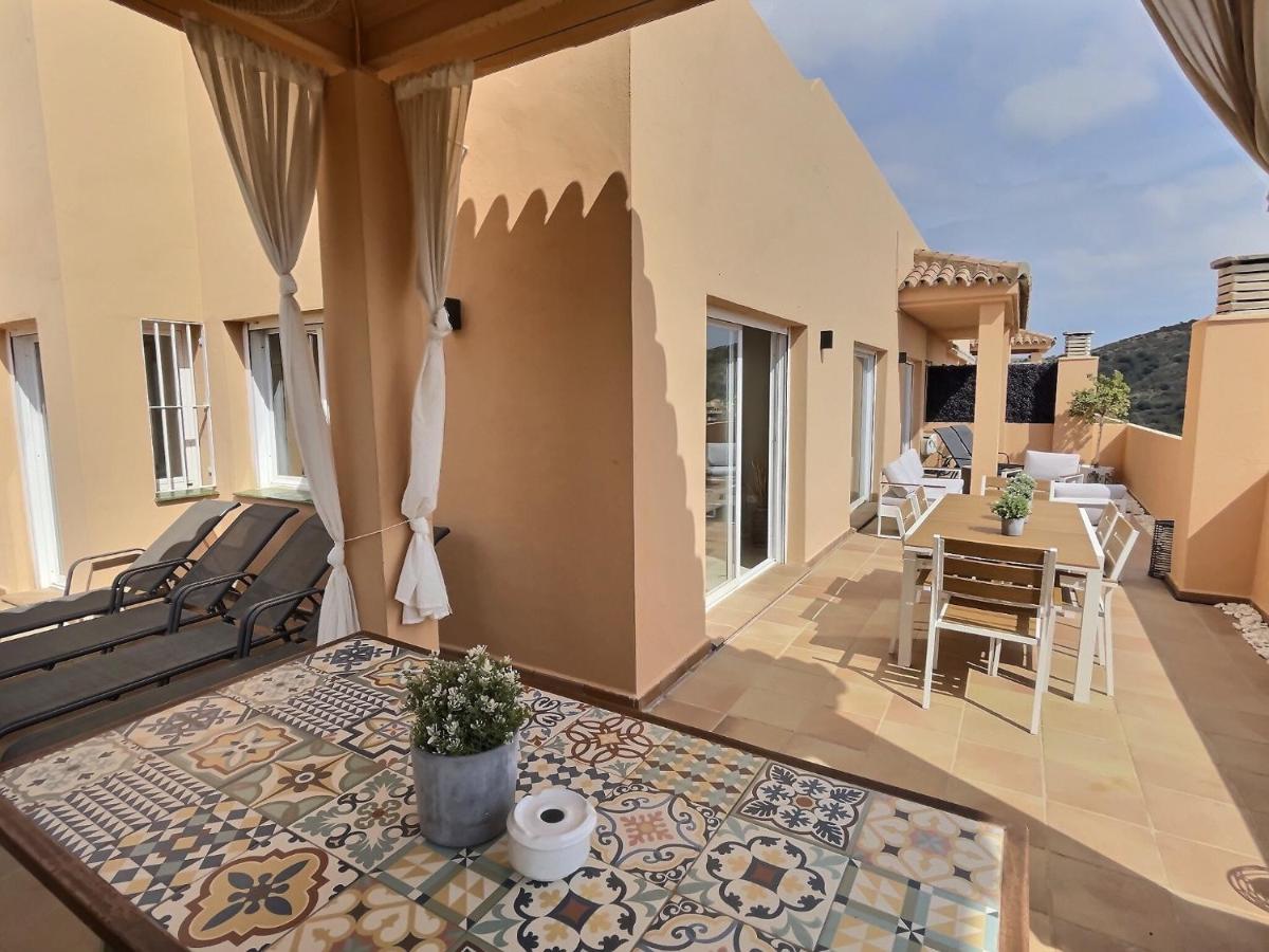 LUXURY ESCAPE - 3BR PENTHOUSE, Breathtaking Views, Pool, in the heart of Costa del Sol! - Chambres d'hôtes Sitio de Calahonda