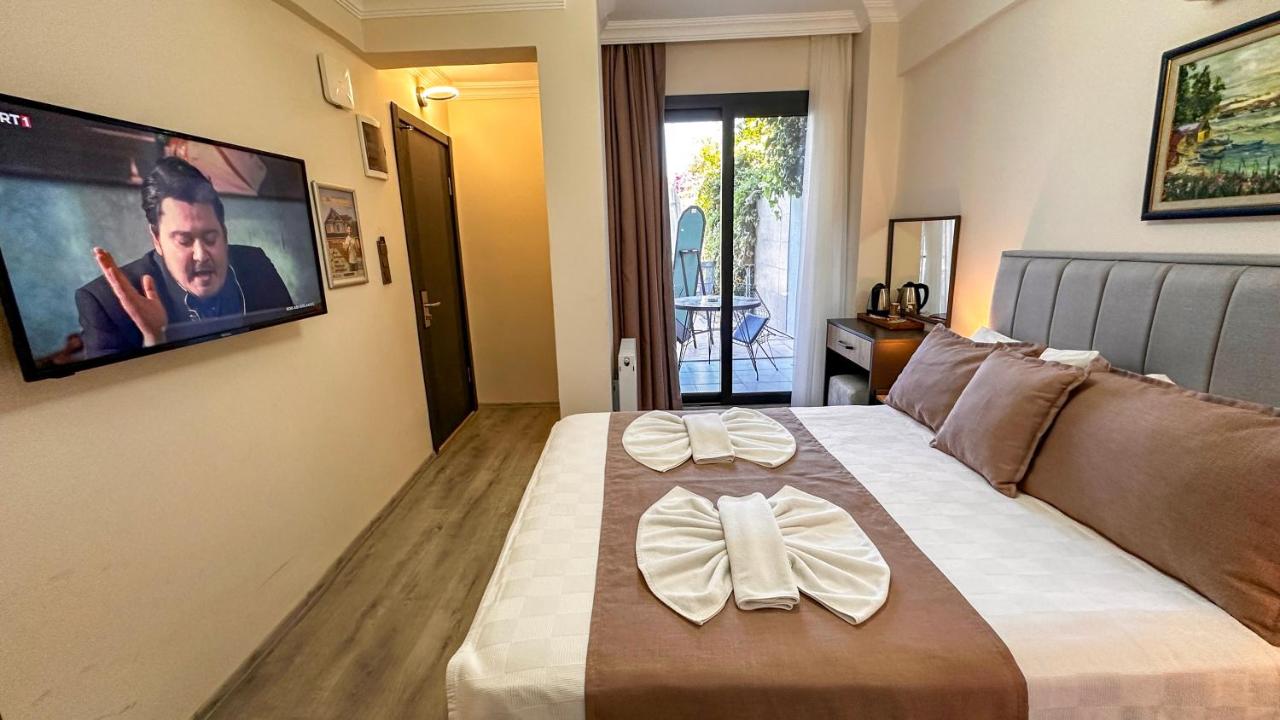 Chambre Lit Queen-Size - Vue sur Piscine