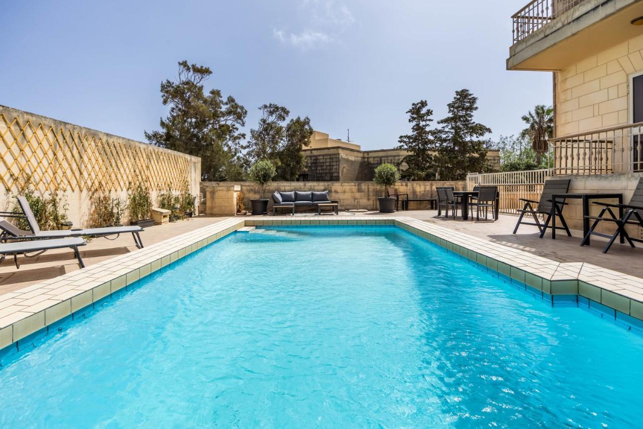 Tranquil Mansion - 3 Bed, Pool, BBQ & Gaming Room - Bed and Breakfast Swieqi