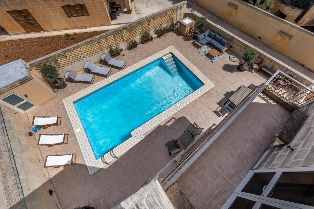 B&B Swieqi - Tranquil Mansion - 3 Bed, Pool, BBQ & Gaming Room - Bed and Breakfast Swieqi