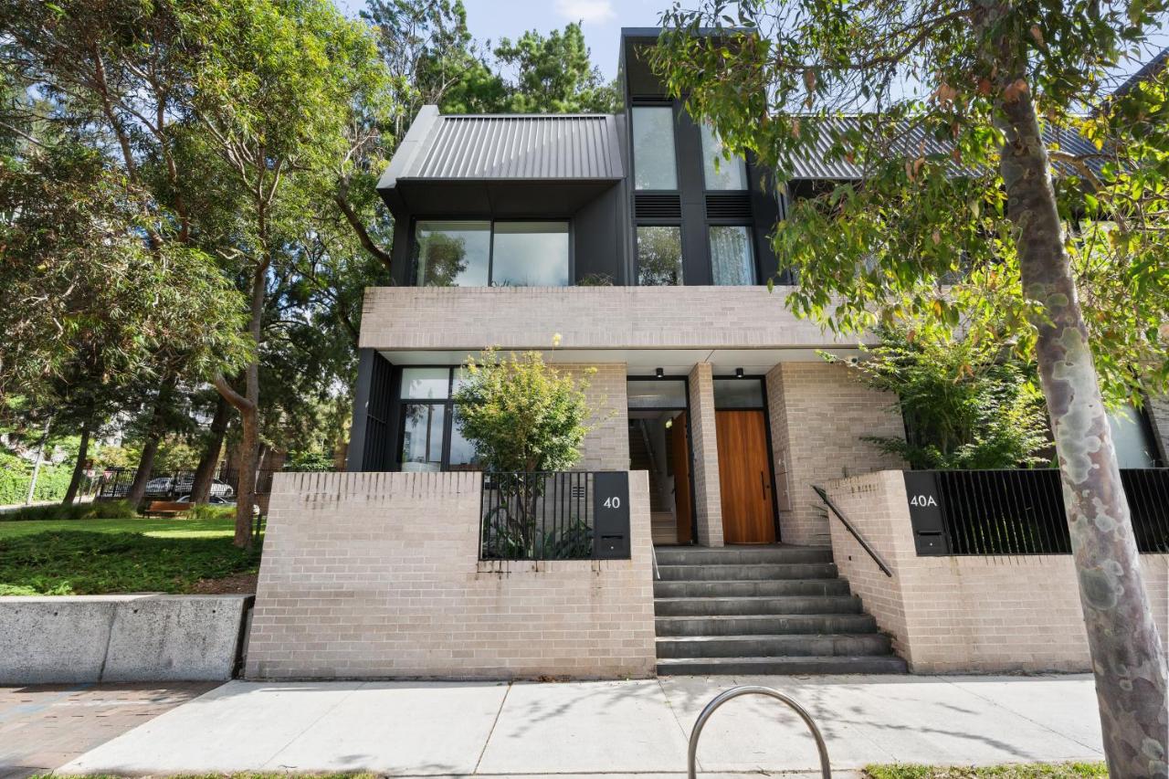 Luxurious Parkside 4BR Terrace House w/Garage - B&B Sydney