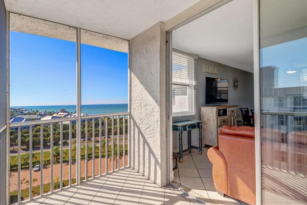Penthouse Views - Steps From the Shore 2001 - B&B