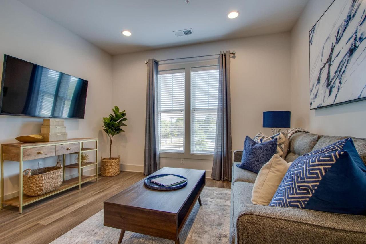 New East Nash - King Bed Short Drive to Dwntwn - B&B Nashville