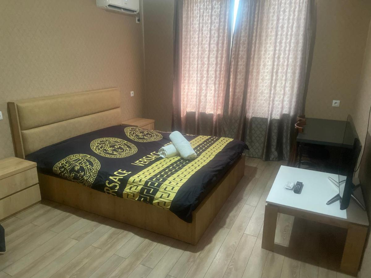 Habitación con cama extragrande.