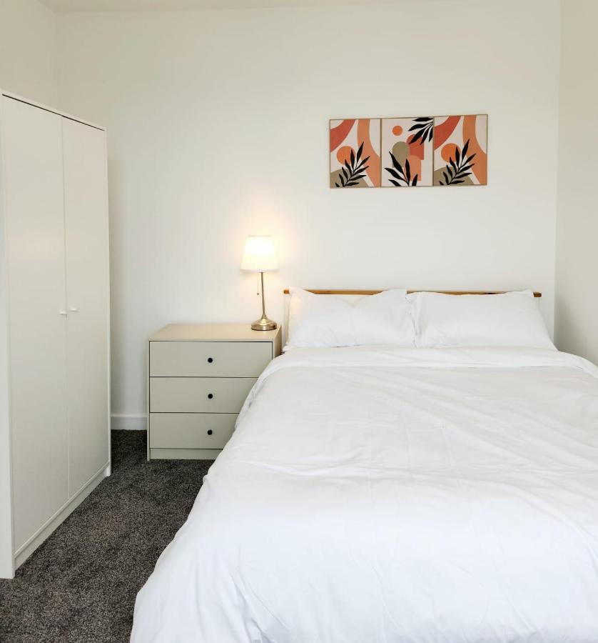 B&B Northampton - Spacious modern 1 bed flat in city centre - Free Parking - Bed and Breakfast Northampton