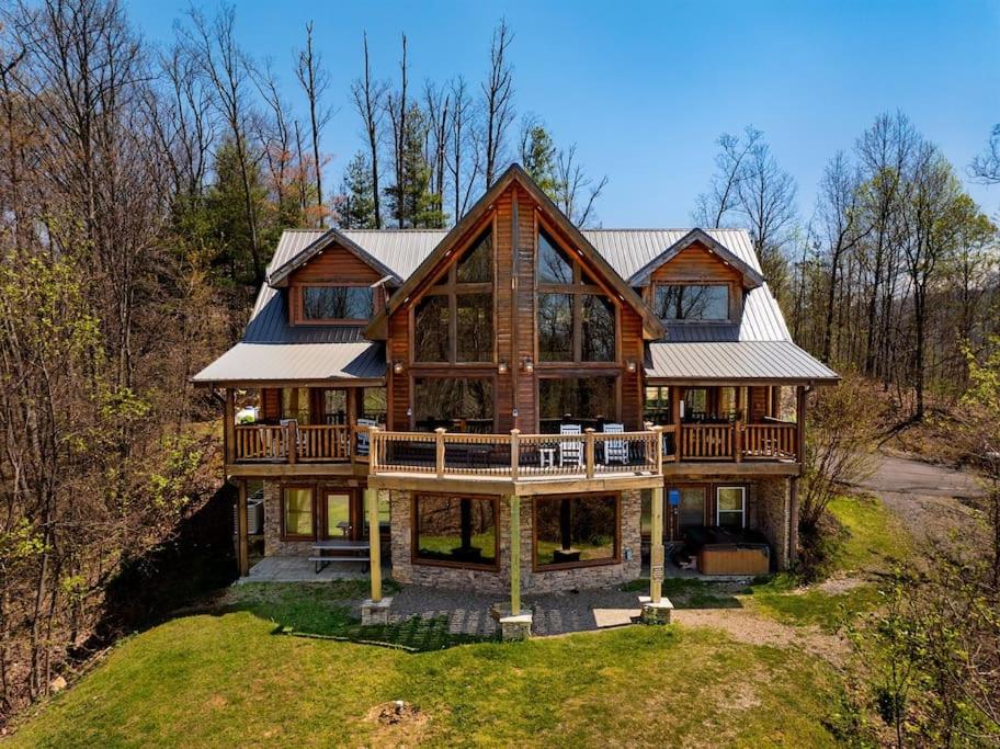 Cherokee - Lodge w - MtnViews- December Deals-HotTub-Fire Pit-GameRm - B&B Gatlinburg