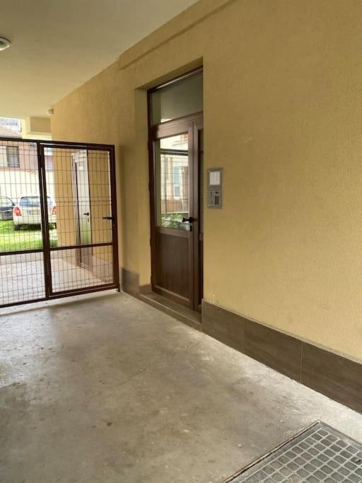 Stylish apartment near City, entire flat, 1 bedroom, 1 large bed in living room - Chambres d'hôtes Plovdiv