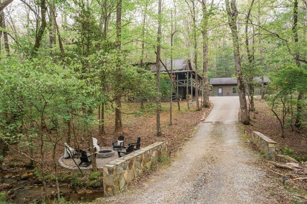 Modern Cabin with Luxury Gym, Firepit + Game Room! - B&B