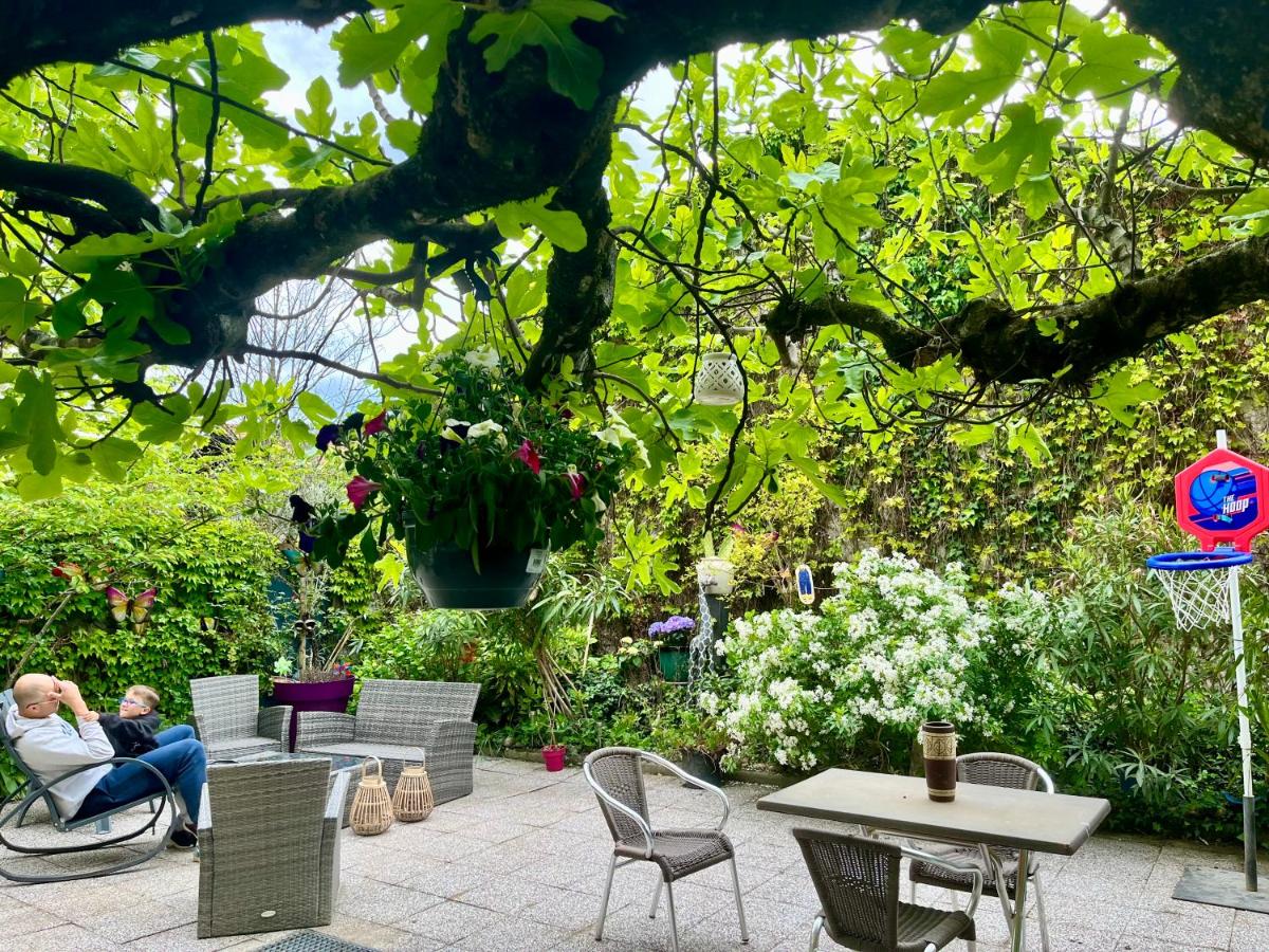 Le Repaire, accès terrasse de l'établissement - Chambres d’hôtes
