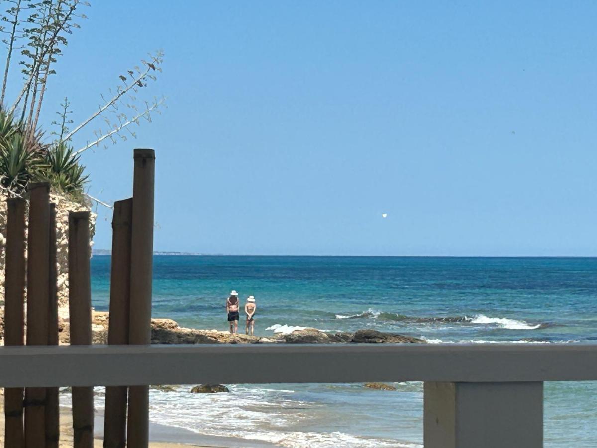 Blue Space 50 meters from the sandy beach, parking & wifi - Chambres d’hôtes Avola
