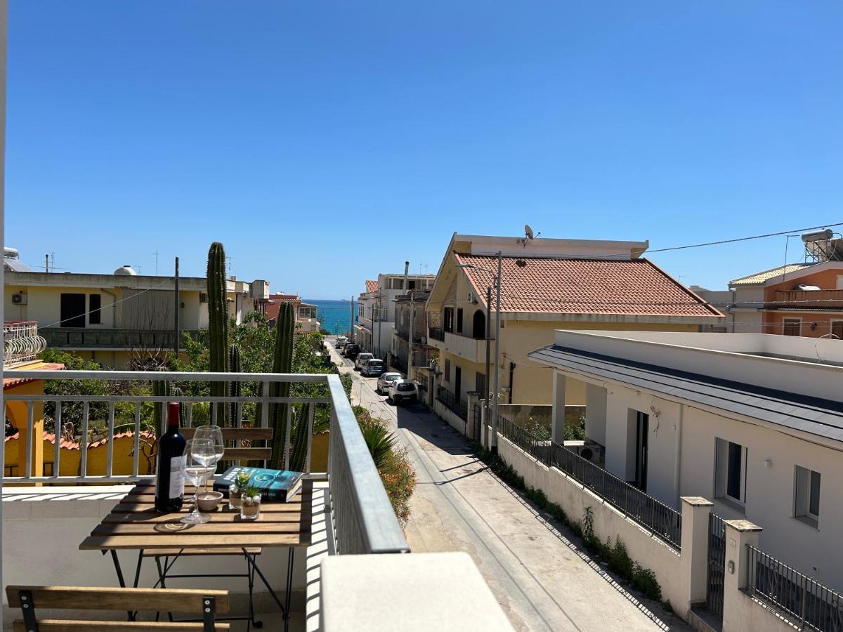 Blue Space 50 meters from the sandy beach, parking & wifi - Ferienwohnung Avola