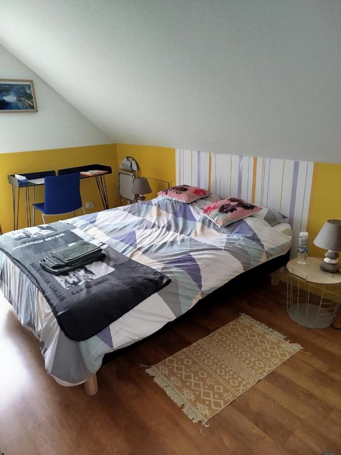 B&B Cluses - Chambre jaune avec salle de bain collective - Bed and Breakfast Cluses