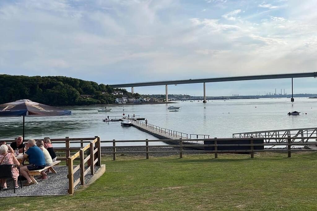 Garden lodge with Sea Views - Ferienwohnung Milford Haven