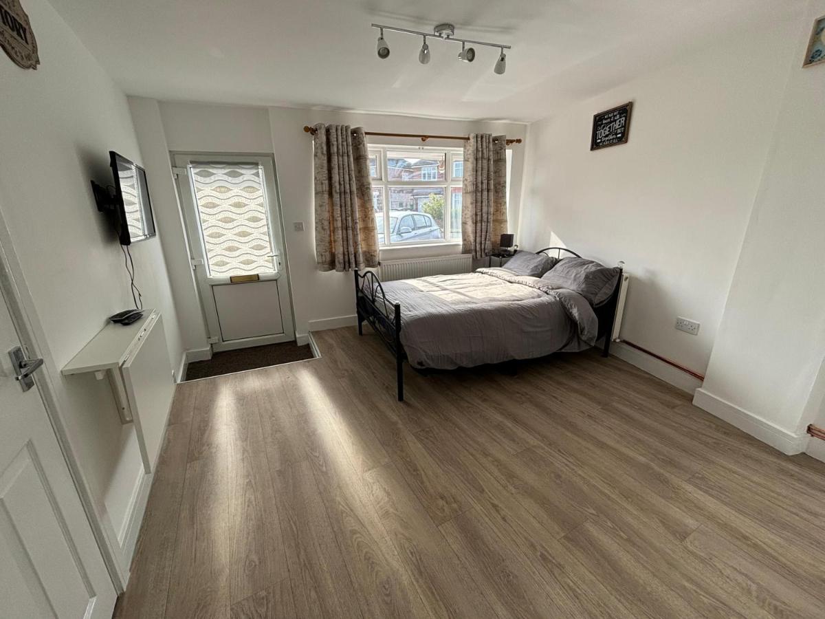 B&B York - Entire Private Studio - Newly Refurbished - Bed and Breakfast York