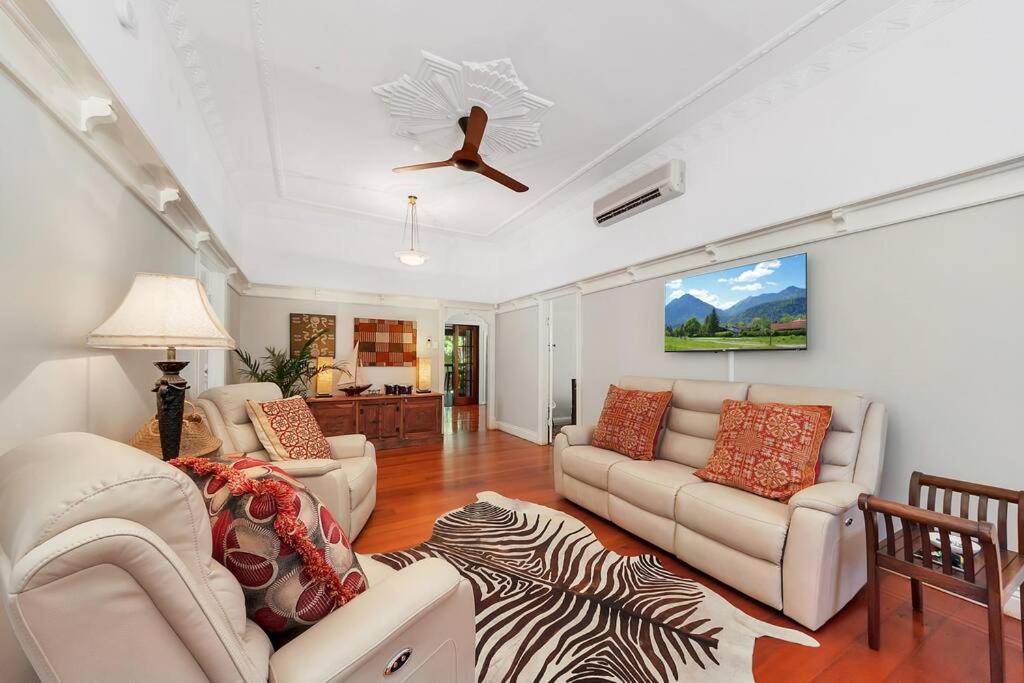 Masterfully Restored Queenslander Near Esplanade - Ferienwohnung