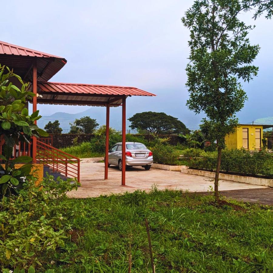 Karjat Hills - Refreshing Farmstay with courtyard & mountain views - B&B