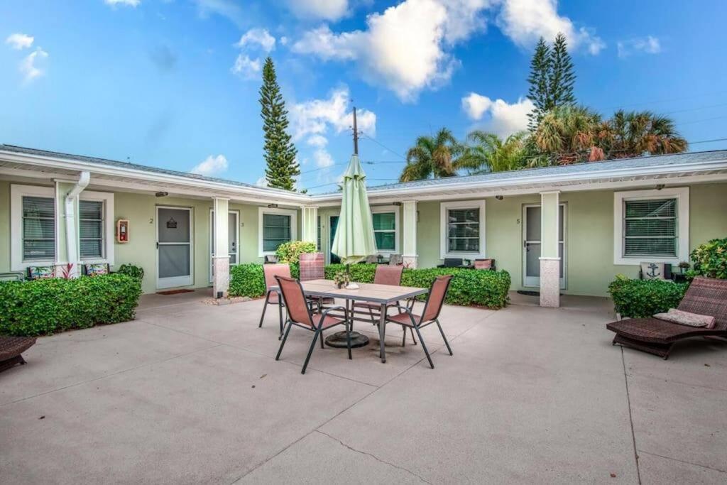 Park Shore Suites of Madeira Beach! Pet Friendly and Steps to the Beach! - #4 - Chambres d’hôtes