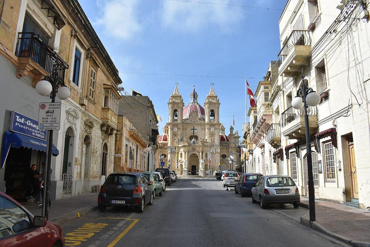 Cosy 3BR home with Balcony & Sofa bed in Zabbar by 360 Estates - Chambres d’hôtes