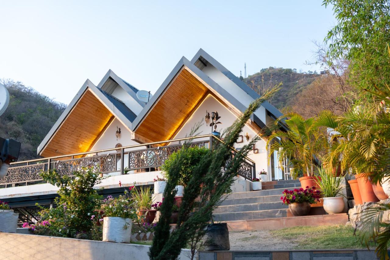 B&B Dehradun - The Bougainvillea Retreat - A Luxury Private Pool Villa in Dehradun - Bed and Breakfast Dehradun