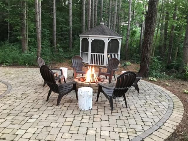 Woodlands - Beautiful Outdoor Living Space, nestled into the woods - Great getaway! - Chambres d'hôtes Fennville