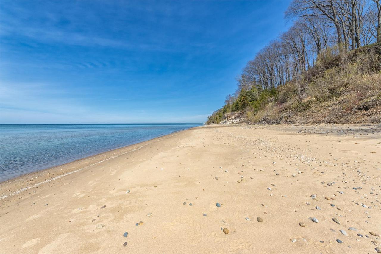 My Blue Haven - Shared lake access across the street! Glamorous home! - B&B Fennville