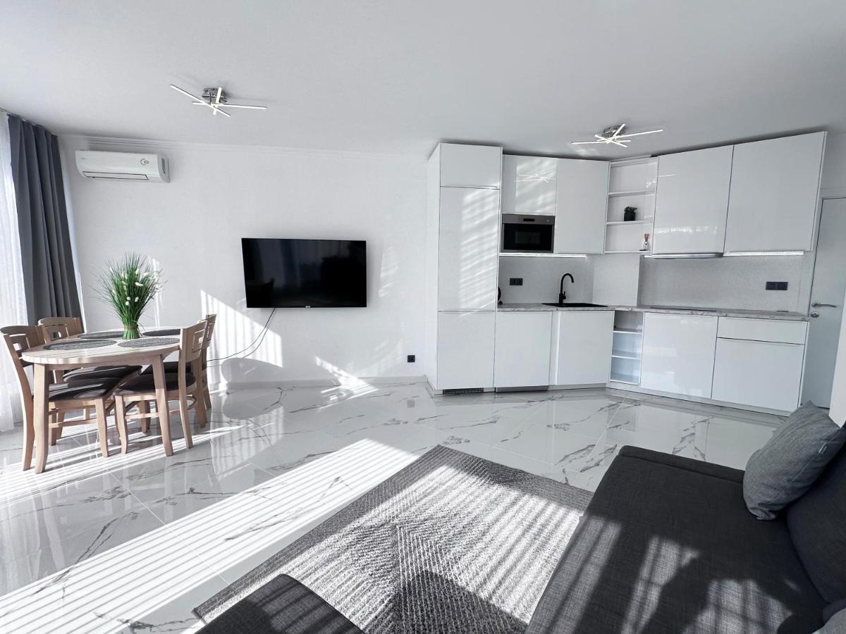 Admiral Plaza Apartment , Large swimming pool , 5 min walking to the beach - B&B