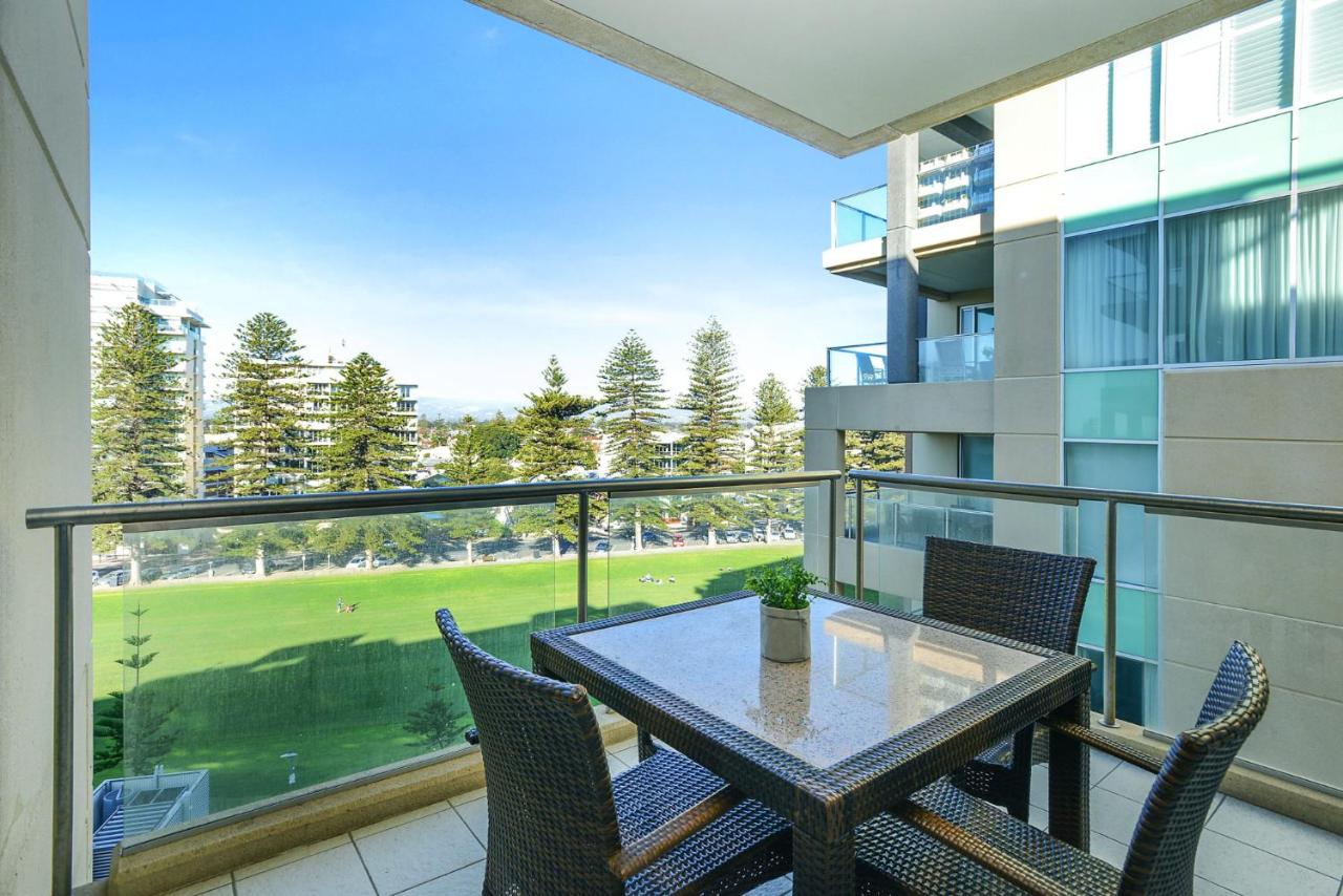 B&B Adelaide - Pier Apartment - Glenelg Views - No 506 - Bed and Breakfast Adelaide