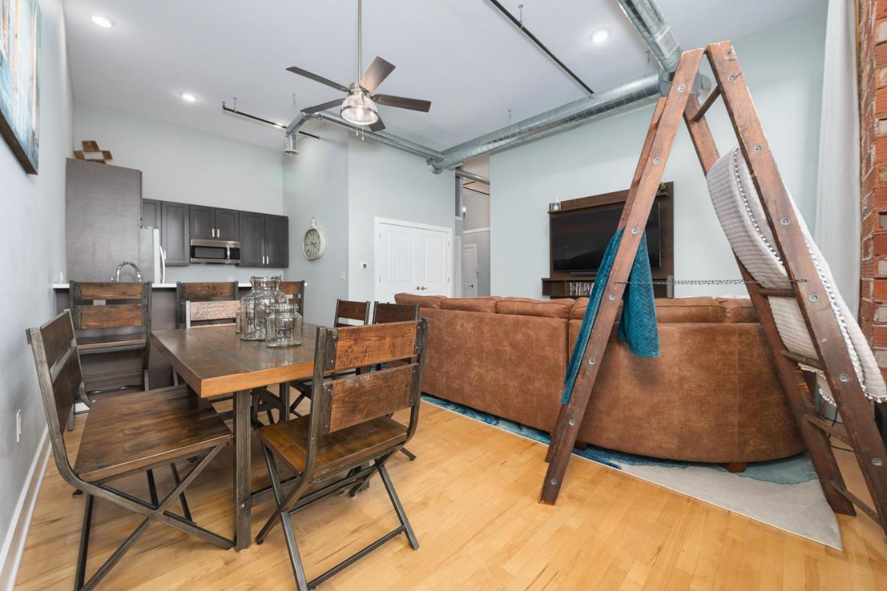 Central Lofts condo- year round pool- hot tub- close to beach - Chambres d’hôtes