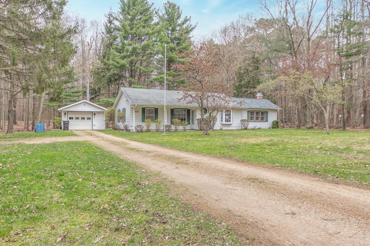 Silver Woods - New Vacation Rental - Lake Access Half a Mile away - B&B